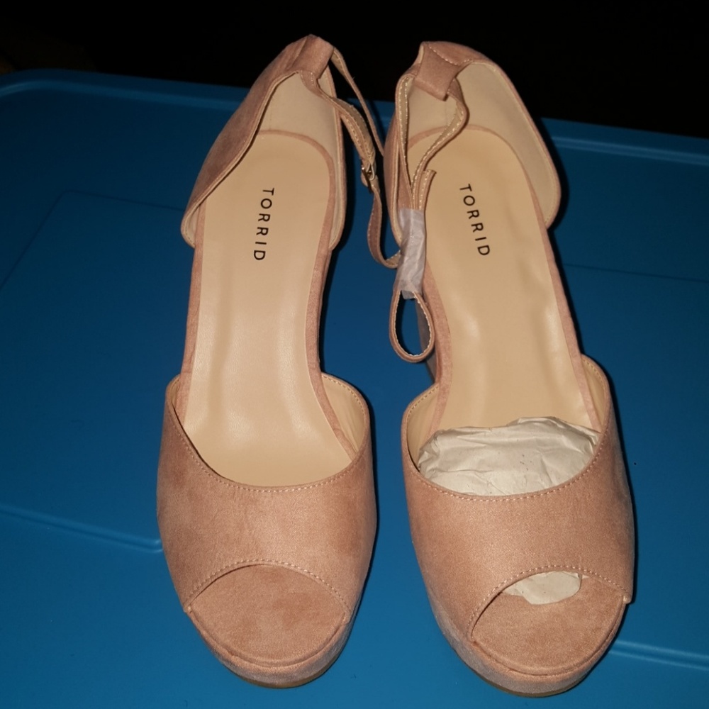 NEW Blush SZ11W Torrid Wedges